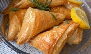 (ВИДЕО) МЕДЕНИ ТРИАГОЛНИЦИ СО ЈАБОЛКА И ОРЕВИ: Посластица што ќе ги воодушеви сите гости