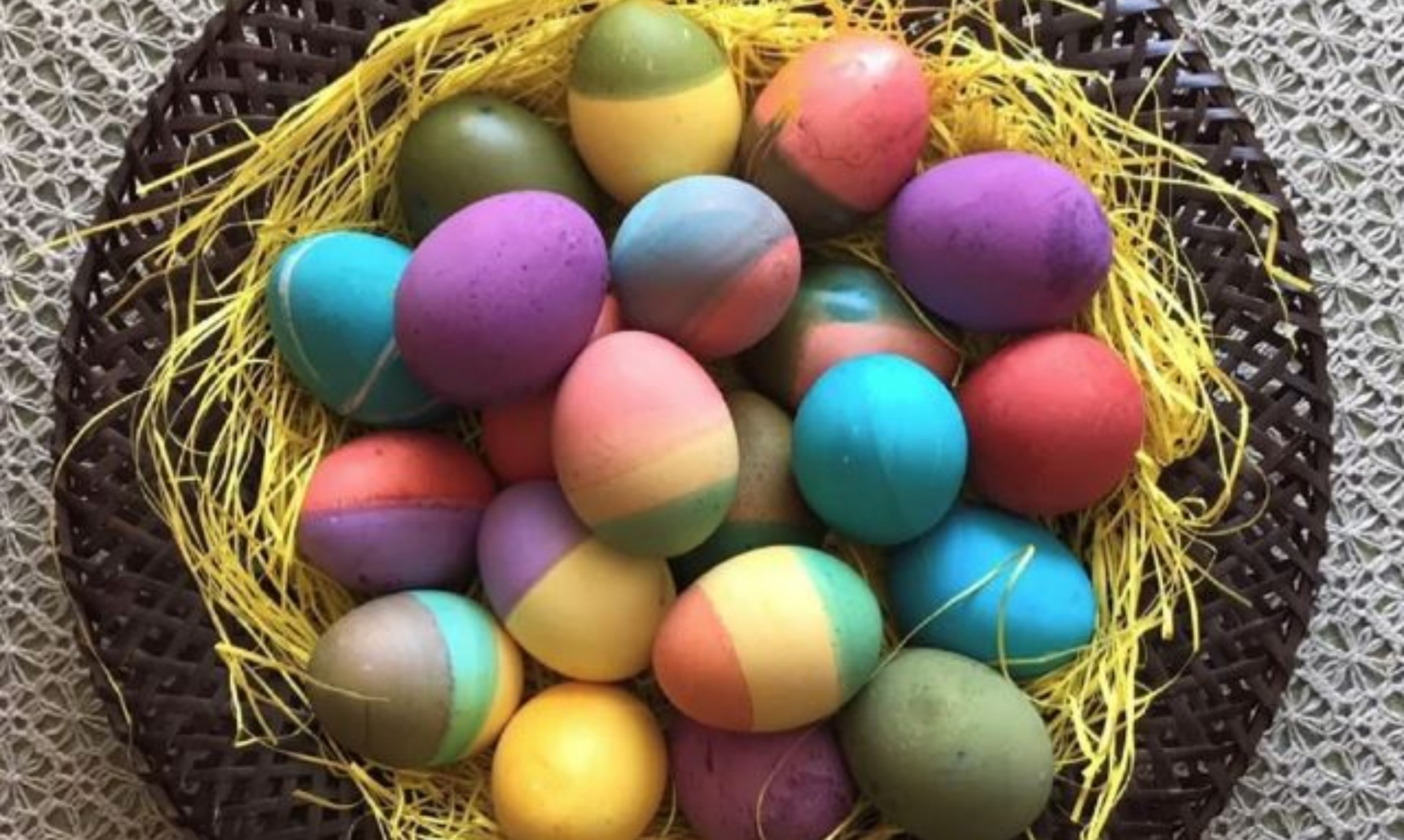 Најубавата пастелна нијанса за вапсување јајца ќе ја добиете со жица за матење: Погледнете како