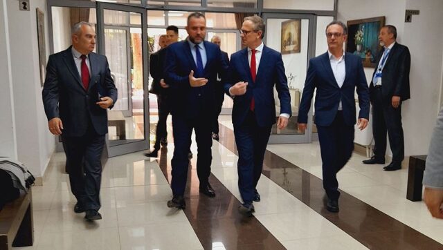 Тошковски: Во иднина може да ги прошириме безбедносни проверки дали некој може да врши функција пратеник или министер