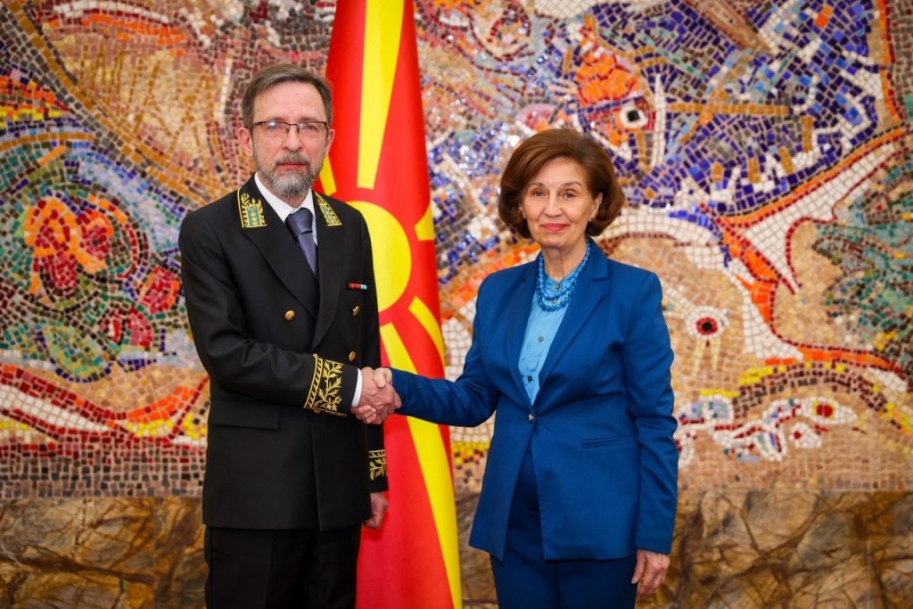 (ФОТО) Сиљановска-Давкова ги прими акредитивите на новиот руски амбасадор во земјава, Дмитриј Константинович Зиков