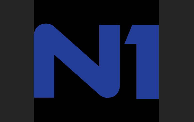 Собир за поддршка на Н1: Граѓани и новинари се собраа пред зградата на телевизијата