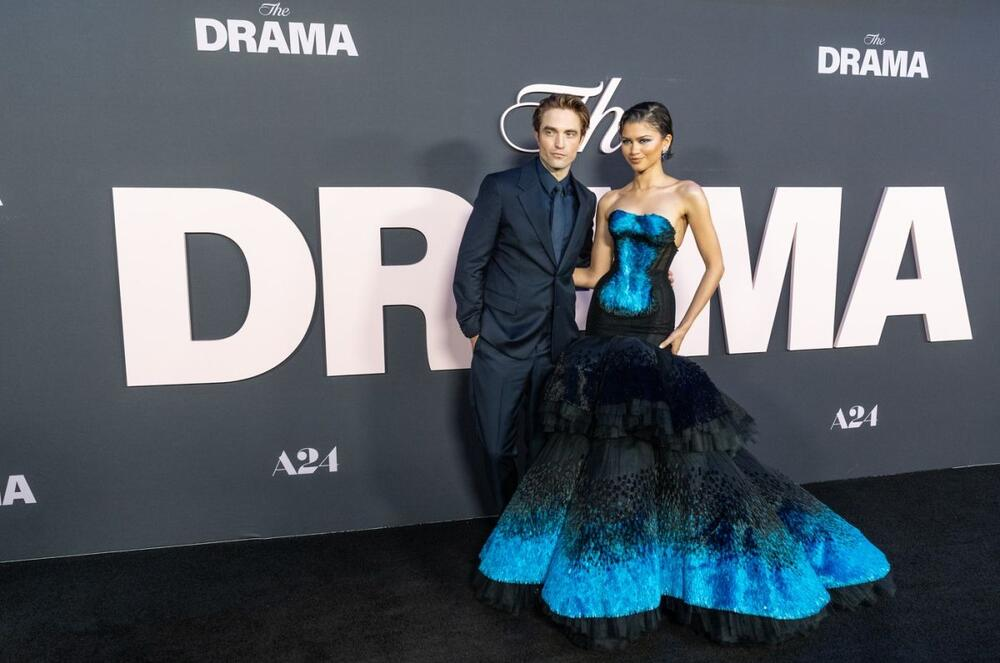 Зендаја во Њујорк во фустан за кој беа потребни 8.000 часа за да се изработи: Спектакуларен стил за кој ќе се зборува долго време