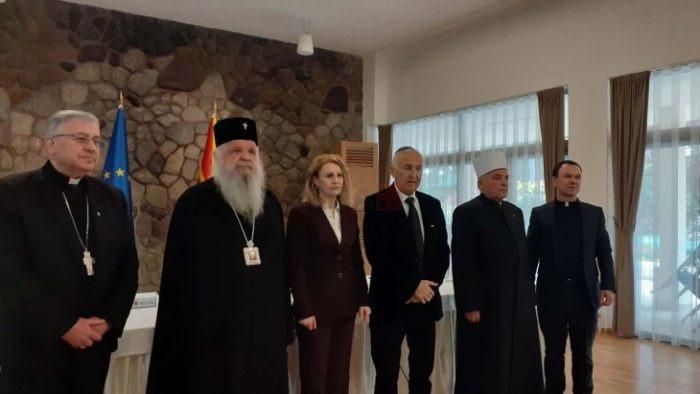 ПОВИК ЗА РАЗУМ И СОЖИВОТ: Верските лидери го осудија палењето на објектот на Еврејската заедница и повикаа на одговорност