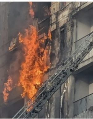 ВИДЕО: Снимките кои доаѓаат се застрашувачки – гори цела зграда пред болницата „Мајка Тереза“ во Тирана
