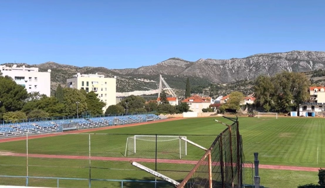 Драматична сцена во Хрватска: Се урнал дел од стадион, среде натпревар