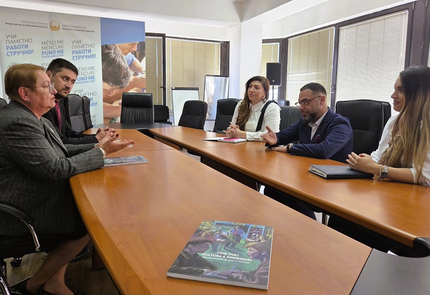 МОН за прв пат обезбедува учебник по „Јазик и култура на Ромите“ за 6-то  одделение