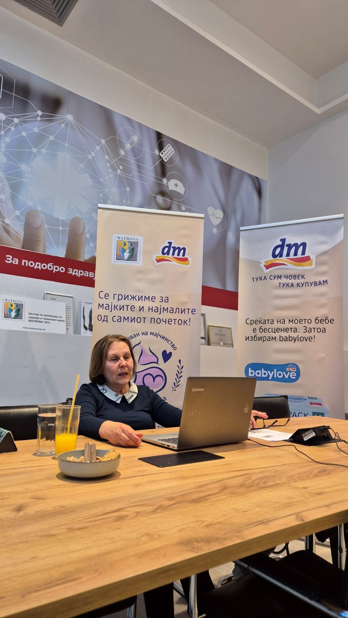 Повеќе од 260 учесници ја следеа онлајн обуката на dm и „Матрона“ за ран моторен развој кај децата