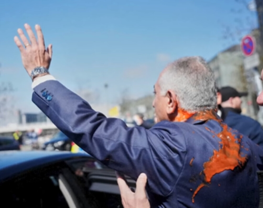 Погоден со домат синот на соборениот ирански шах во Берлин по политичка конференција