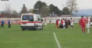 СТРАОТНИ СЦЕНИ ВО ПМФЛ: Фудбалер на Струга се онесвести на мечот со Тиквеш (ВИДЕО)