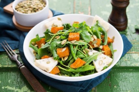 Салата од печена тиква и рукола