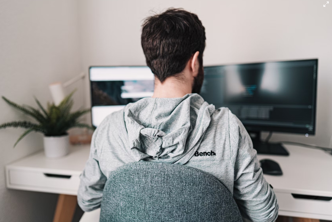 КРИЗА ВО ИТ СЕКТОРОТ, НА УДАР НАЈДОБРО ПЛАТЕНИТЕ И МЛАДИТЕ: вештачката интелигенција презема задачи