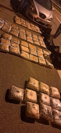 (ВИДЕО) ПРЕСЕЧЕН ТРАНСПОРТ НА ДРОГА: Апсење во близина на Градско – заплеленета голема количина на марихуана