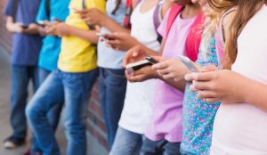 Основците по неколку часа на ден гледаат содржини на телефон, до осмо одделение речиси престануваат да читаат книги