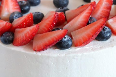 Најкремастиот колач со јагоди: Домаќинките се луди по овој рецепт – готов е за кратко време