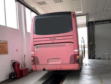 Санкциониран возач на автобус: Со неисправни сопирачки возел двојно повеќе деца од дозволеното