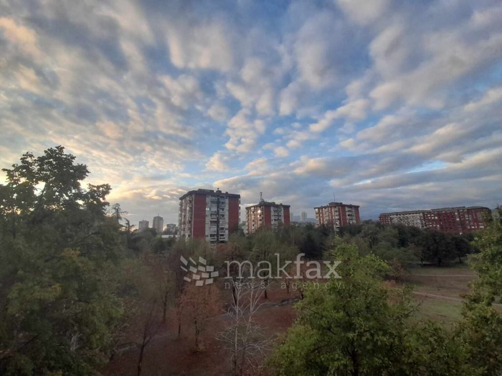 Утре променливо облачно време со локални врнежи од дожд