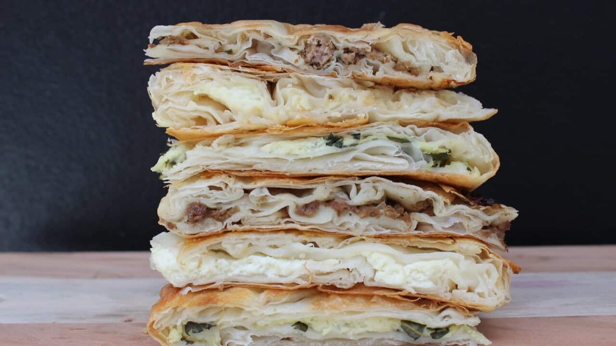 Мајка и син со балкански шмек го освојуваат светот: „Balkan Butler“ го редефинира бурекот и десертите