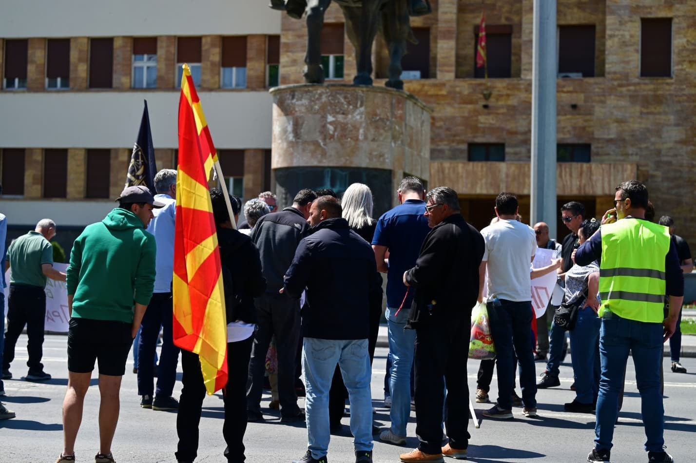 Граѓаните протестираа пред Собранието против оданочување на парите заработени во странство