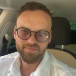 Црногорскиот пејач Даниел Алибабиќ проговори за траумата кога еден гостин му го одгризал увото на настап