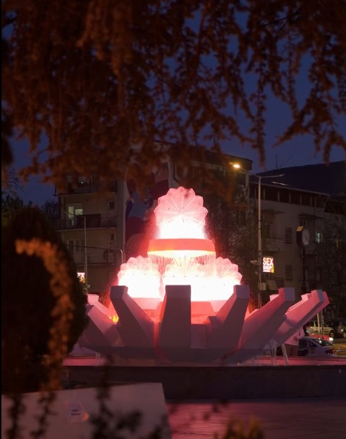 (видео) ЛОТОСОВ ЦВЕТ ПОВТОРНО БЛЕСНА: Секој чекор носи своја приказна и секој агол од фонтаната чува дел од нечија младост