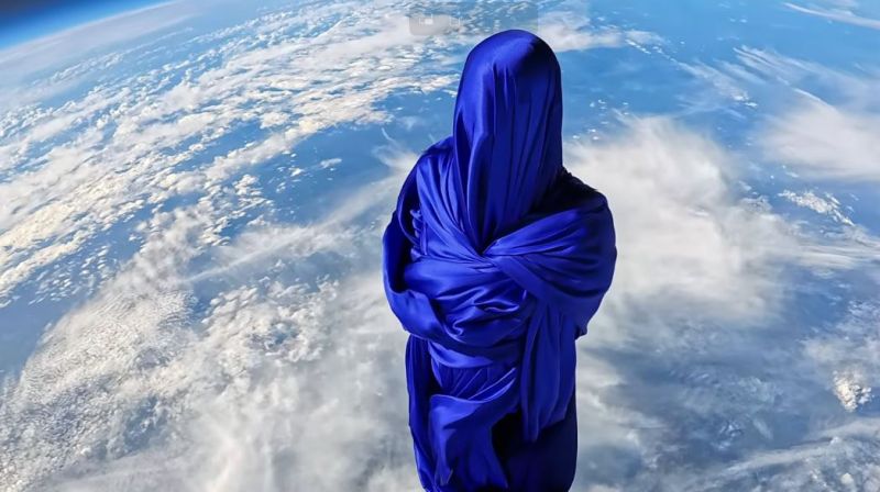 Лет на кукла 33 километри над Земјата