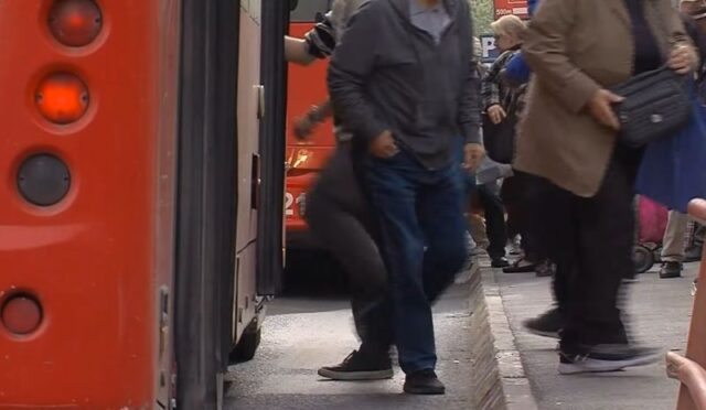 Патник без билет двапати натепал контролор на ЈСП