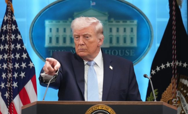 ИРАН НЕ ПОПУШТА ПРЕД УЛТИМАТУМОТ НА ТРАМП, СЕ ЗАКАНИ ДЕКА ЗАЛИВСКИТЕ ГРАДОВИ ЌЕ ПОТОНАТ ВО ТЕМНИНА