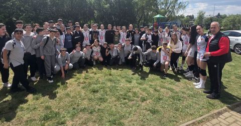 Убави сцени од Светското училишно првенство во ракомет: Најмладите фанови со најсикрени честитки