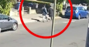 (ВОЗНЕМИРУВАЧКО ВИДЕО) Терорист со нож нападна Евреи во Лондон