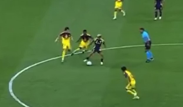 Дефанзивец од Хондурас да ви покаже како се дрибла еден на два