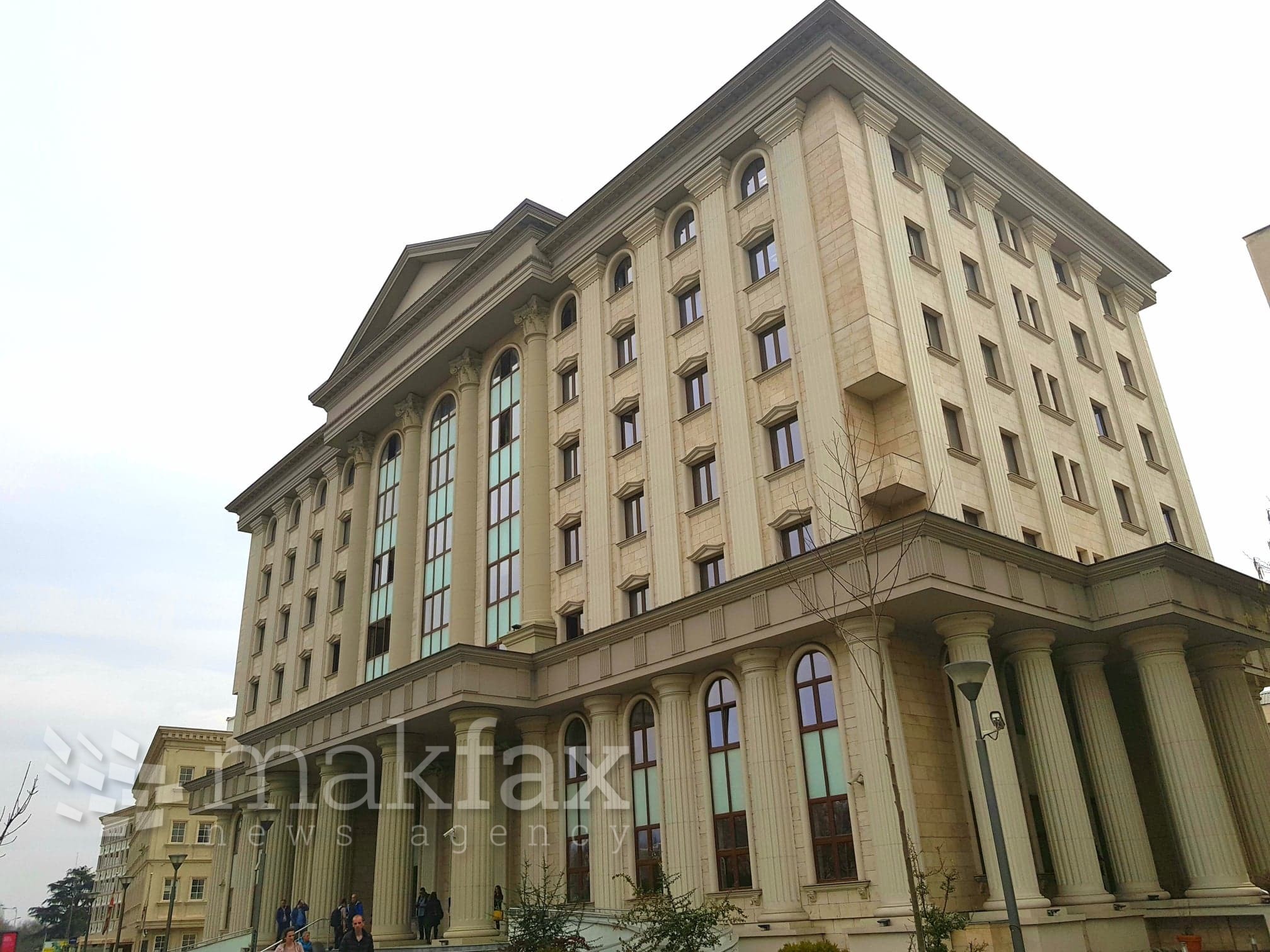 За ситна сум на пари да „заврши работа“ кај судии, долгогодишен судски полицаец од Кривичниот суд заврши во притвор