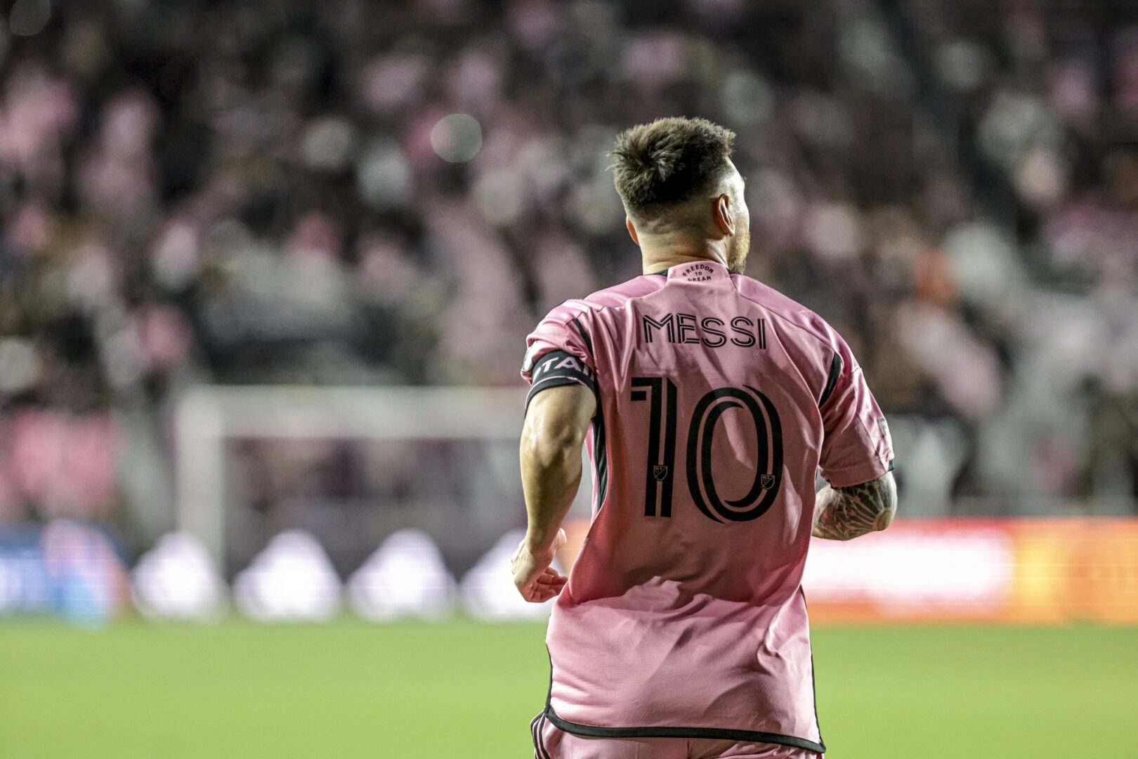 Меси купи клуб од Барселона