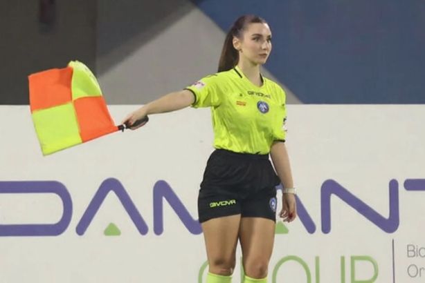 Преубава судијка е нова ѕвезда на италијанскиот фудбал – сама ги полни трибините (ФОТО)