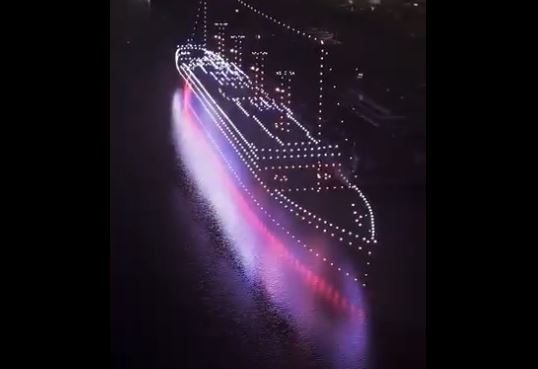 „Титаник“ повторно „исплови“ - 950 дронови создадоа глетка што не се заборава