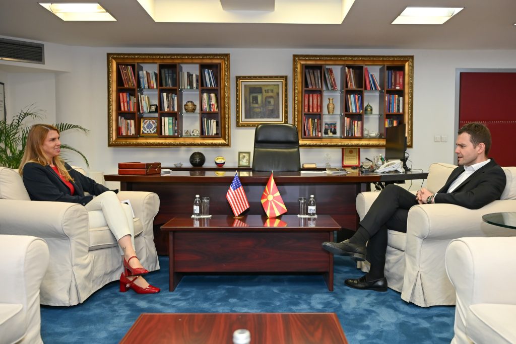 (ФОТО) Муцунски на средба со в.д. амбасадорката на САД: Јакнење на партнерството, со акцент на економската соработка и привлекување инвестиции