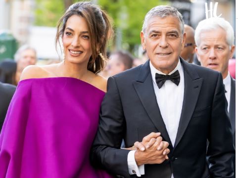 (Фото) Амал Клуни никогаш не изгледала поубаво, во мини фустан ги покажа долгите нозе