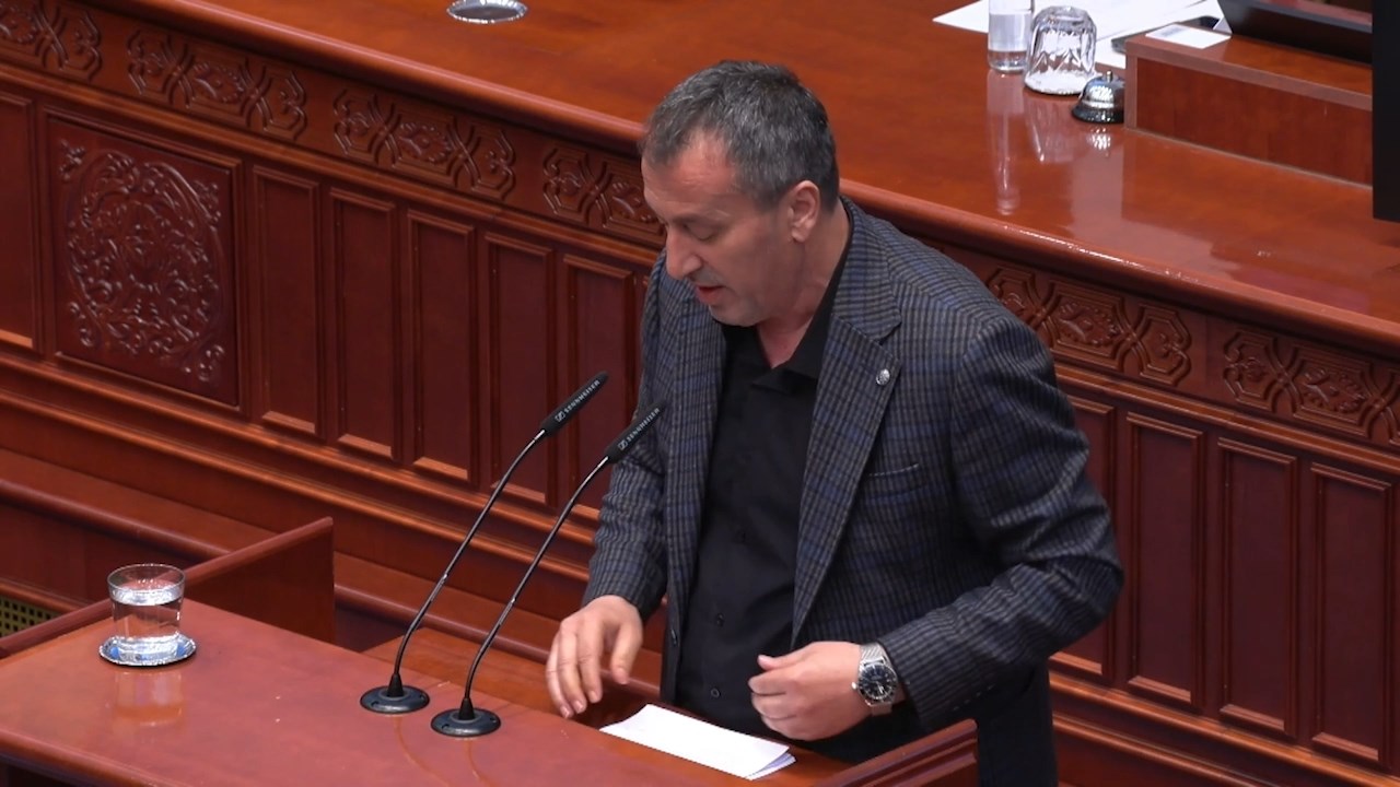 Мицкоски до Беџети: Немам ништо против употребата на албанскиот јазик, луѓето во 21. век на Марс се качија, вие собирате поени со ситен популизам
