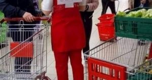 (ФОТО) Продавачка се заморила од тоа на сите да им го повторува истото, па залепила известување на грбот и тоа станало хит