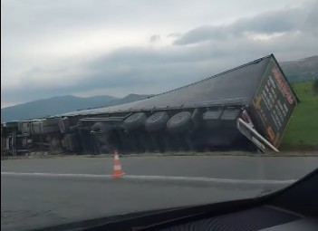 ВИДЕО: Превртен камион на скопската обиколница