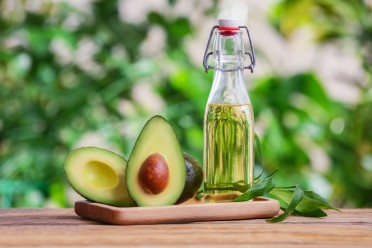 Магично масло за коса: Природно ги обновува оштетените влакна и им го враќа сјајот, елиминирајќи ги скапите третмани