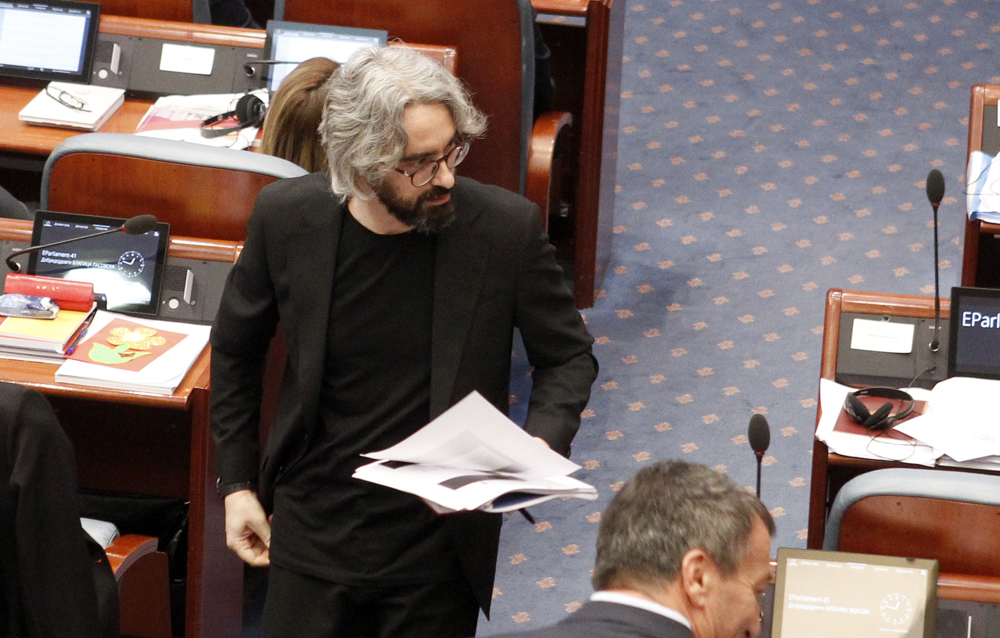 Апасиев: Државата на супербогатите им простува илјадници евра, а 100% го даночи работникот за минималец