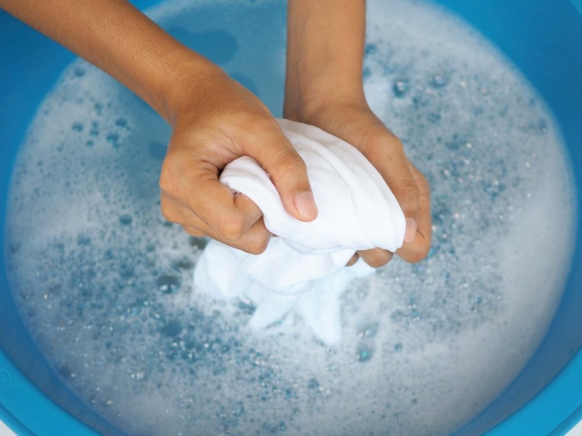 Бабиниот трик за совршено бели кујнски крпи: Никој веќе не го користи, но ги отстранува тврдокорните дамки и спречува сивост