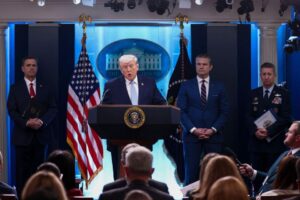 Трамп најави разорен напад врз Иран: Можеме да ги уништиме преку ноќ!