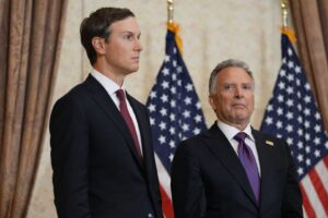 Виткоф и Кушнер патуваат во Пакистан на разговори за Иран