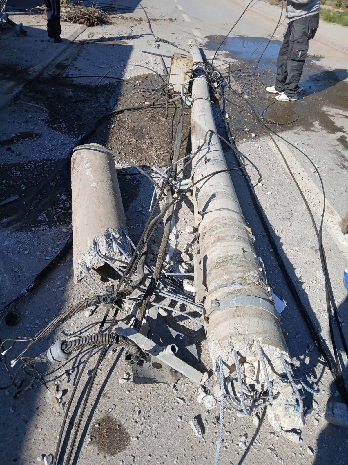 Несреќа во Росоман: BMW со 150+ на час пресече бетонска бандера и излог на дуќан