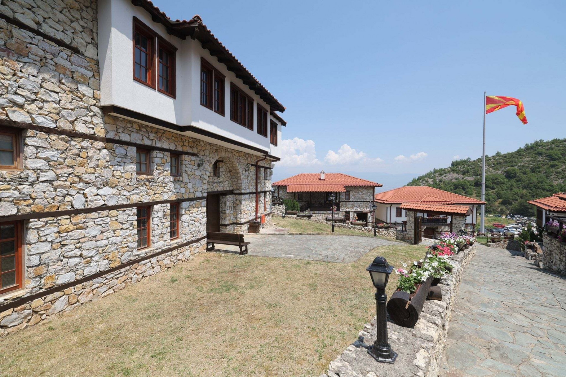 ХСХ групацијата лани остварила приход од 702.000 евра, киријата за „Македонско Село“ е 3.500 евра месечно