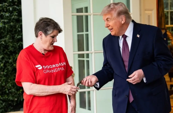 (ВИДЕО) Трамп ѝ даде 100 долари бакшиш на доставувачка на сендвичи