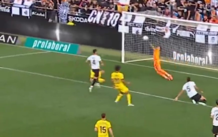 Столе е херој на Валенсија: Со спектакуларна одбрана во 90. минута ги спаси трите бода! (ВИДЕО)