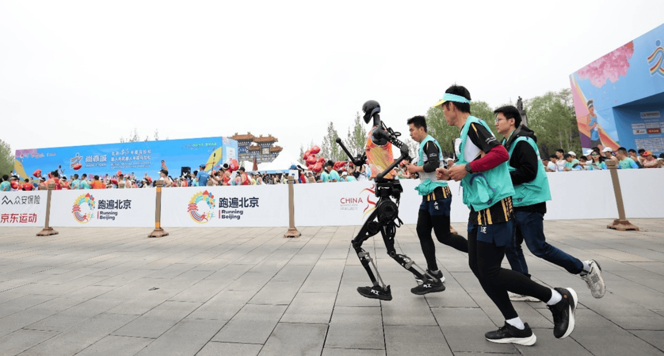 ВО ПЕКИНГ СЕ ОДРЖУВА ВТОР ПОЛУМАРАТОН ЗА РОБОТИ: Машините сега трчаат речиси како луѓето