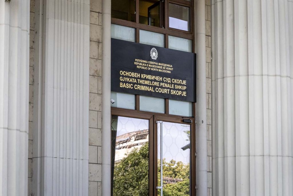 Судски полицаец и доставувач земале поткуп за да „средат“ предмет пред Апелација и пред Врховен, определен им е затворски и домашен притвор